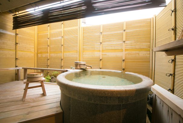 露天風呂付き客室の露天風呂の中には、何グラムの温泉成分が入っているのか？